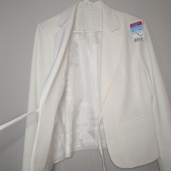 COPY - White Buttonless Blazer - Picture 1 of 6